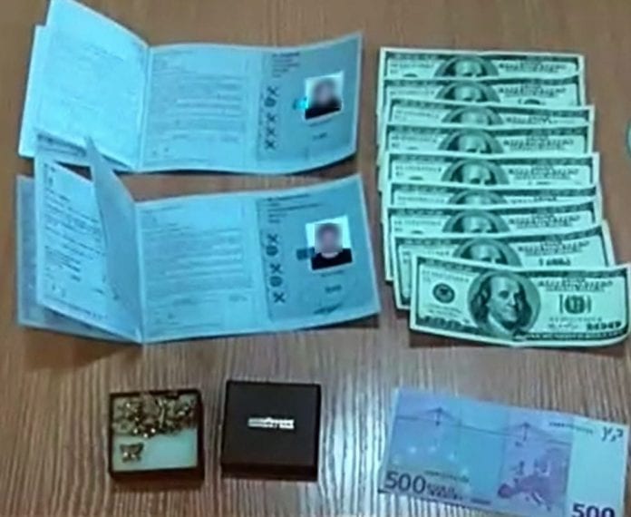 Dokumenty i pieniądze nielegalnych imigrantów