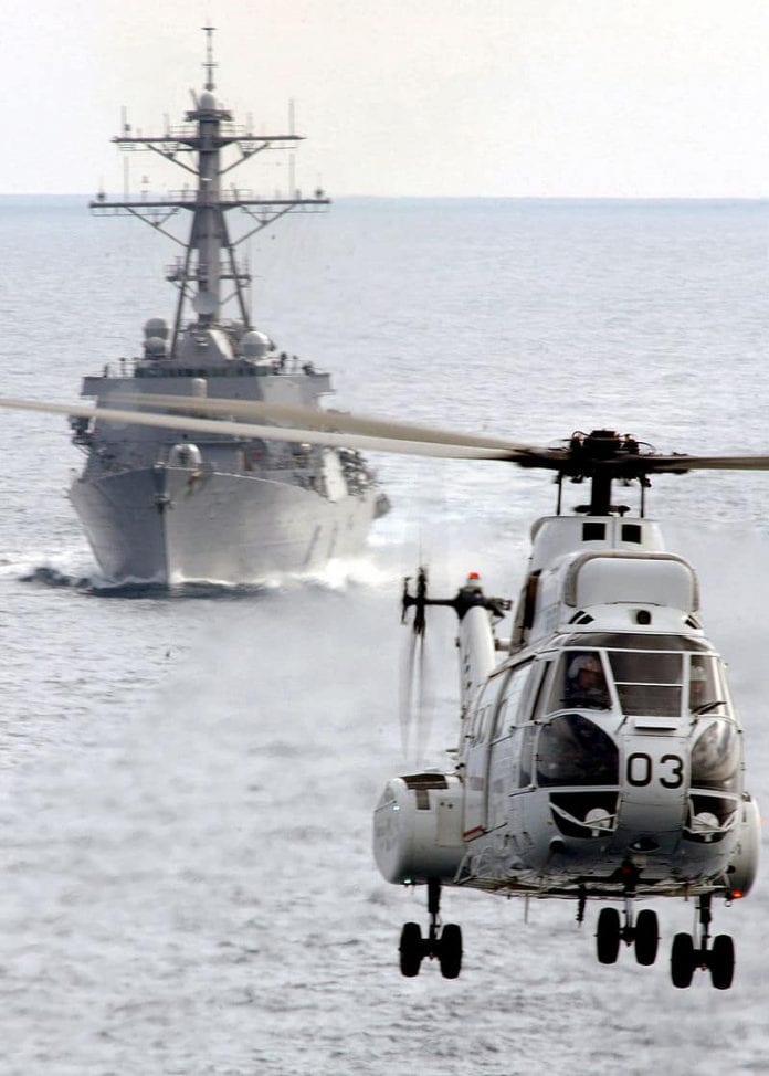 Śmigłowiec i okręt wojenny